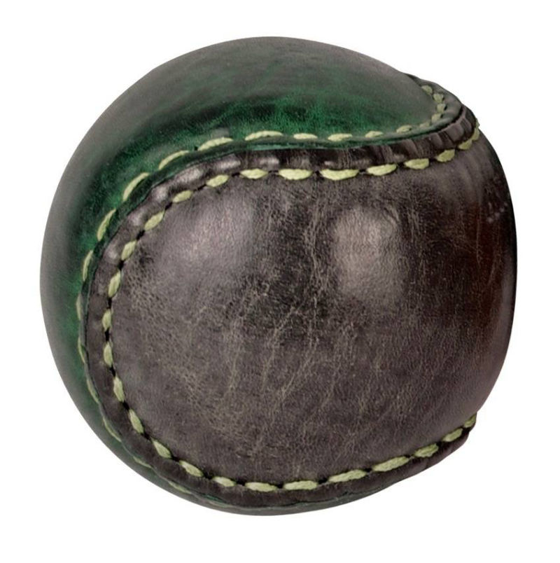 ein dunkelgrün/grau Jonglierball aus festem Leder, mit akkurater Naht, von Hand genäht