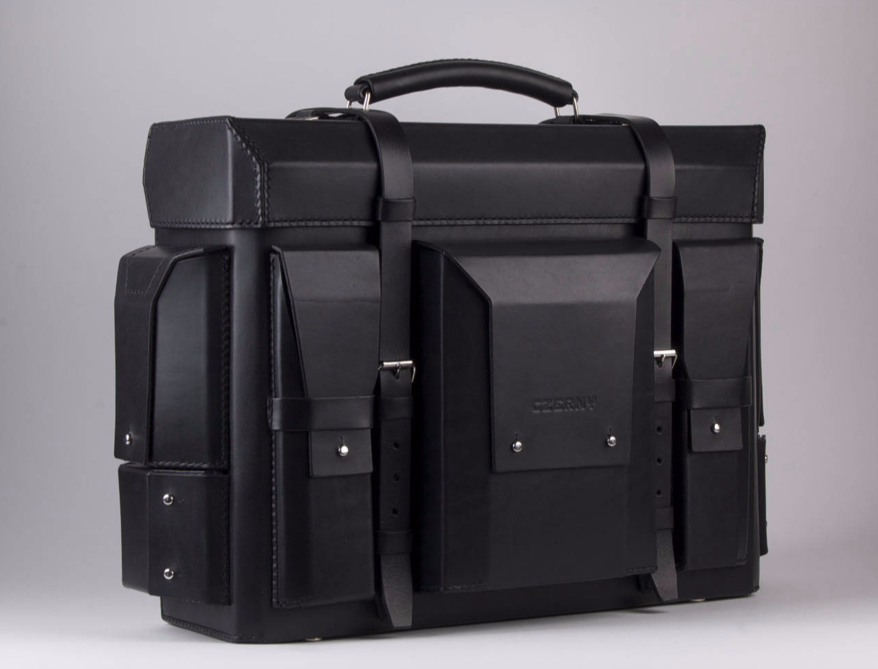 schwarzer Lederkoffer mit vielen Außentaschen, eckige Form