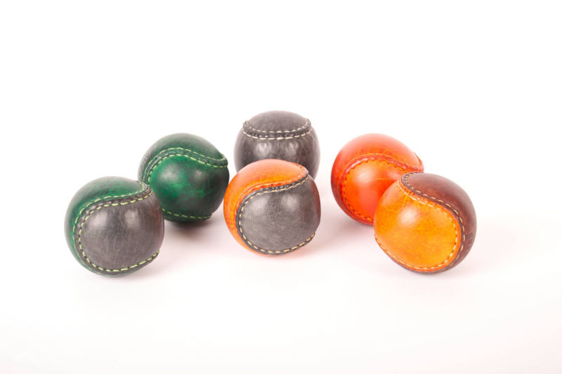 sechs Jonglierbälle aus festem Leder, mit akkurater Naht, von Hand genäht
