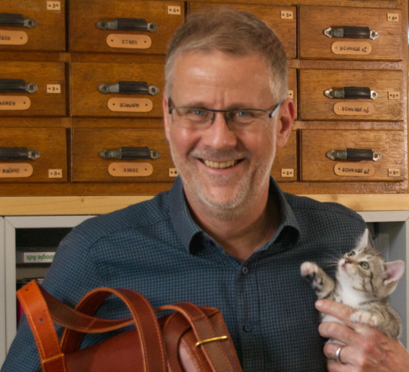Ulrich Czerny mit Katze und Tasche Louise
