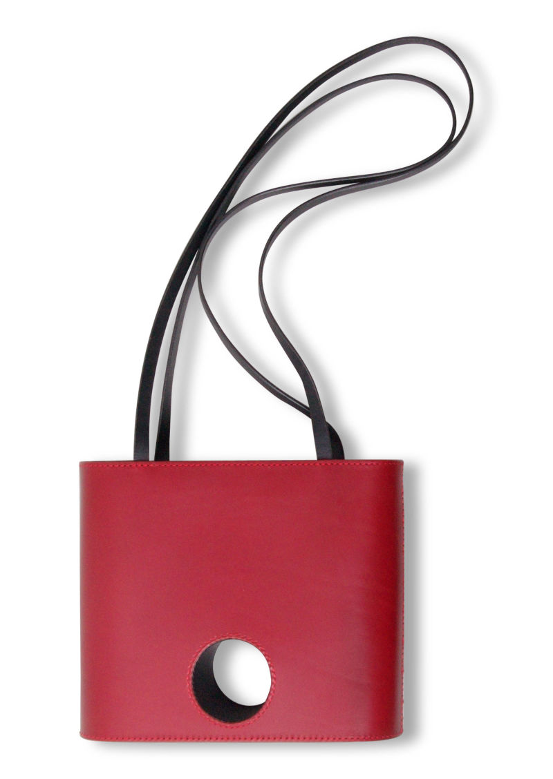 eine rote Tasche mit einem eingearbeiteten Loch, Tasche mit Loch 